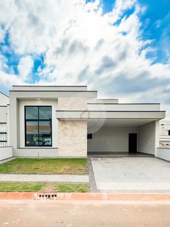 Casa térrea com 3 suítes, escritório e piscina