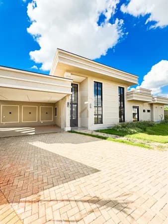 Casa com 440m2 de terreno, 3 suítes, escritório, piscina e muito mais!