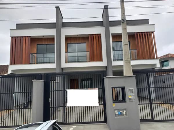 Sobrado em Joinville - Costa e Silva