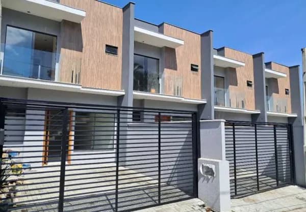 Sobrado em Joinville - Saguaçu