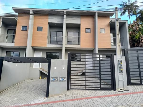 Sobrado em Joinville - Floresta