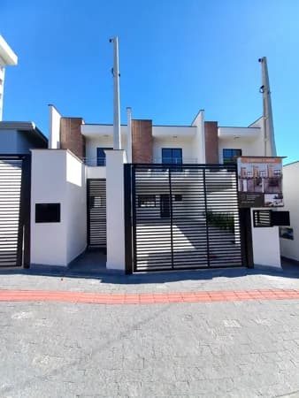 Sobrado em Joinville - Costa e Silva