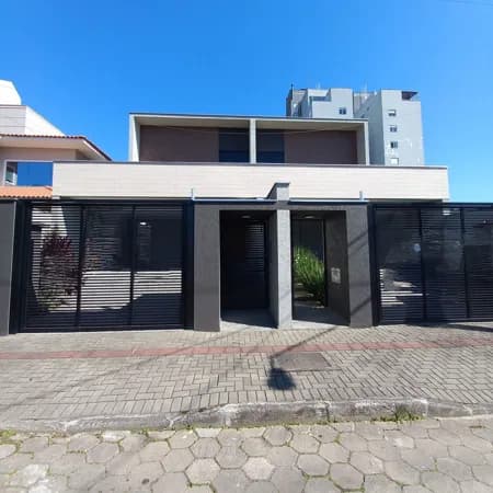 Sobrado em Joinville - Santo Antônio