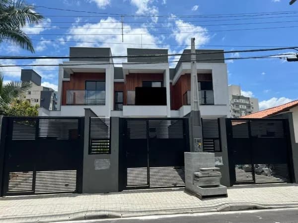 Sobrado em Joinville - Santo Antônio