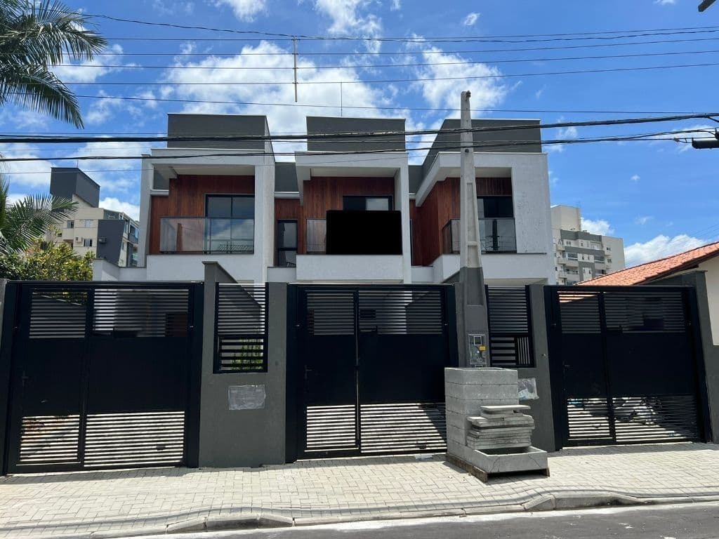 Sobrado em Joinville - Santo Antônio