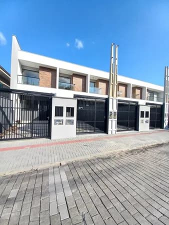 Sobrado em Joinville - Costa e Silva