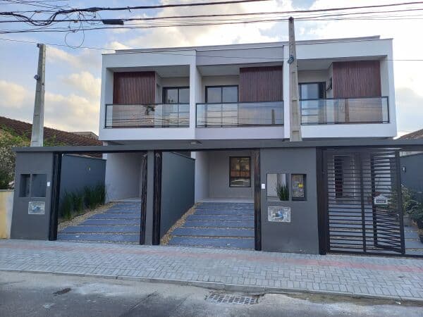 Sobrado em Joinville - Costa e Silva