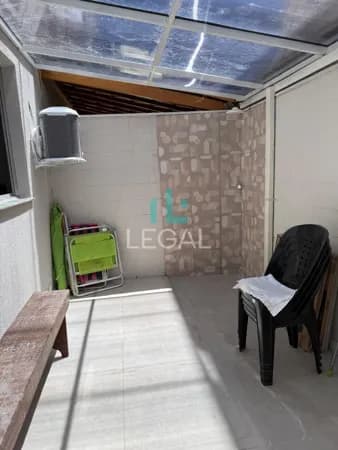 Apartamento com giardino coberto com teto retrátil, porteira fechada.