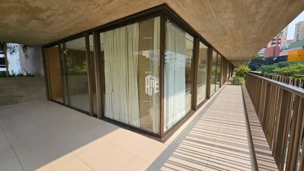 Apartamento em São Paulo com Arquitetura Sudio Arthur Casas, Bairro de Moema