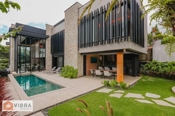 Casa em Santana de Parnaíba - Alphaville