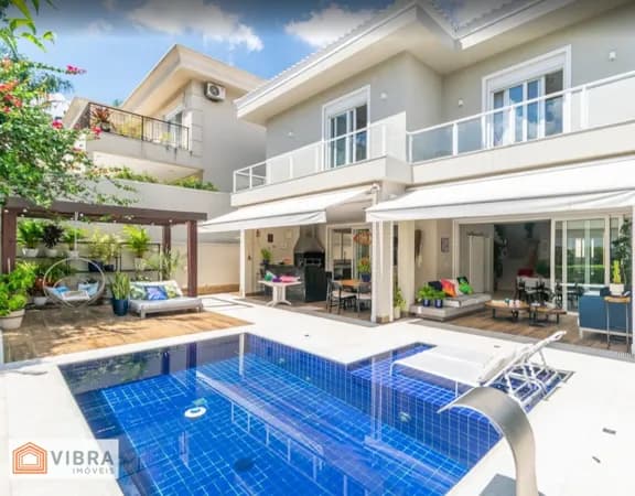 Casa em Santana de Parnaíba - Alphaville