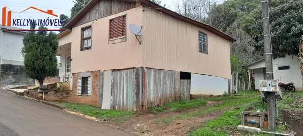 Terreno com 2 Casas