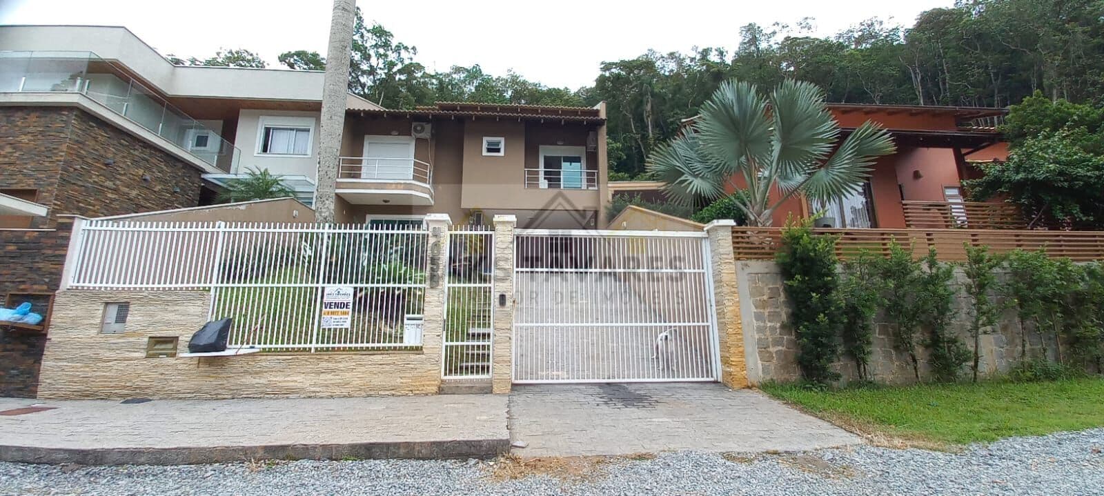Sobrado na Av. Nogueira, bairro Rocio Grande em São Francisco do Sul/SC