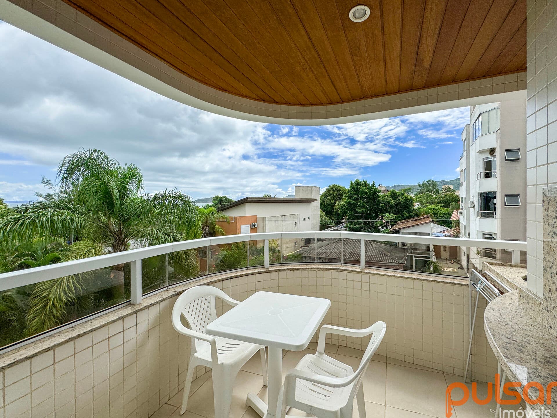 Apartamento com 2 quartos sendo 1 suíte vista para o mar na praia Cachoeira do Bom Jesus, Florianópolis/SC