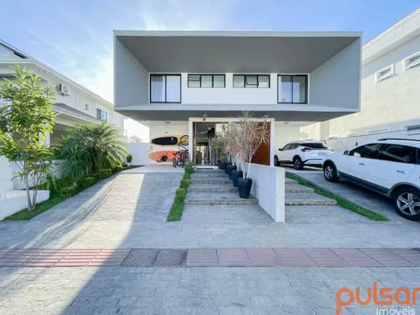 Casa duplex à venda com 3 quartos sendo 3 suítes na Cachoeira do Bom Jesus, Florianópolis /SC.