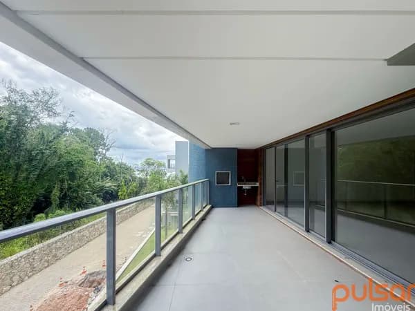 Apartamento com 3 suítes a venda no Cacupé de frente para o mar
