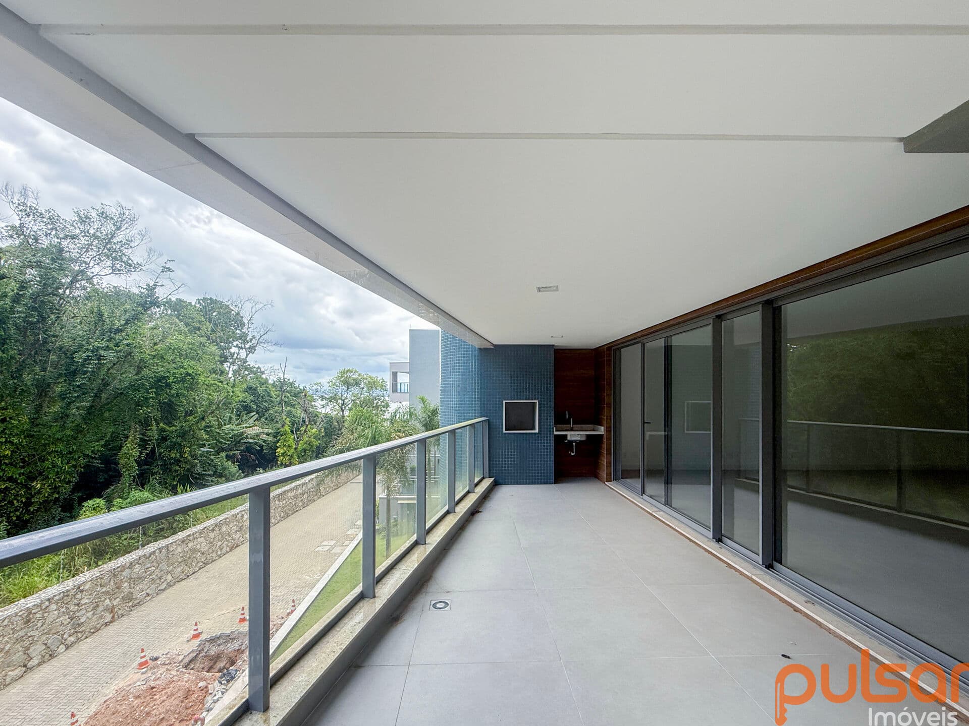 Apartamento com 3 suítes a venda no Cacupé de frente para o mar