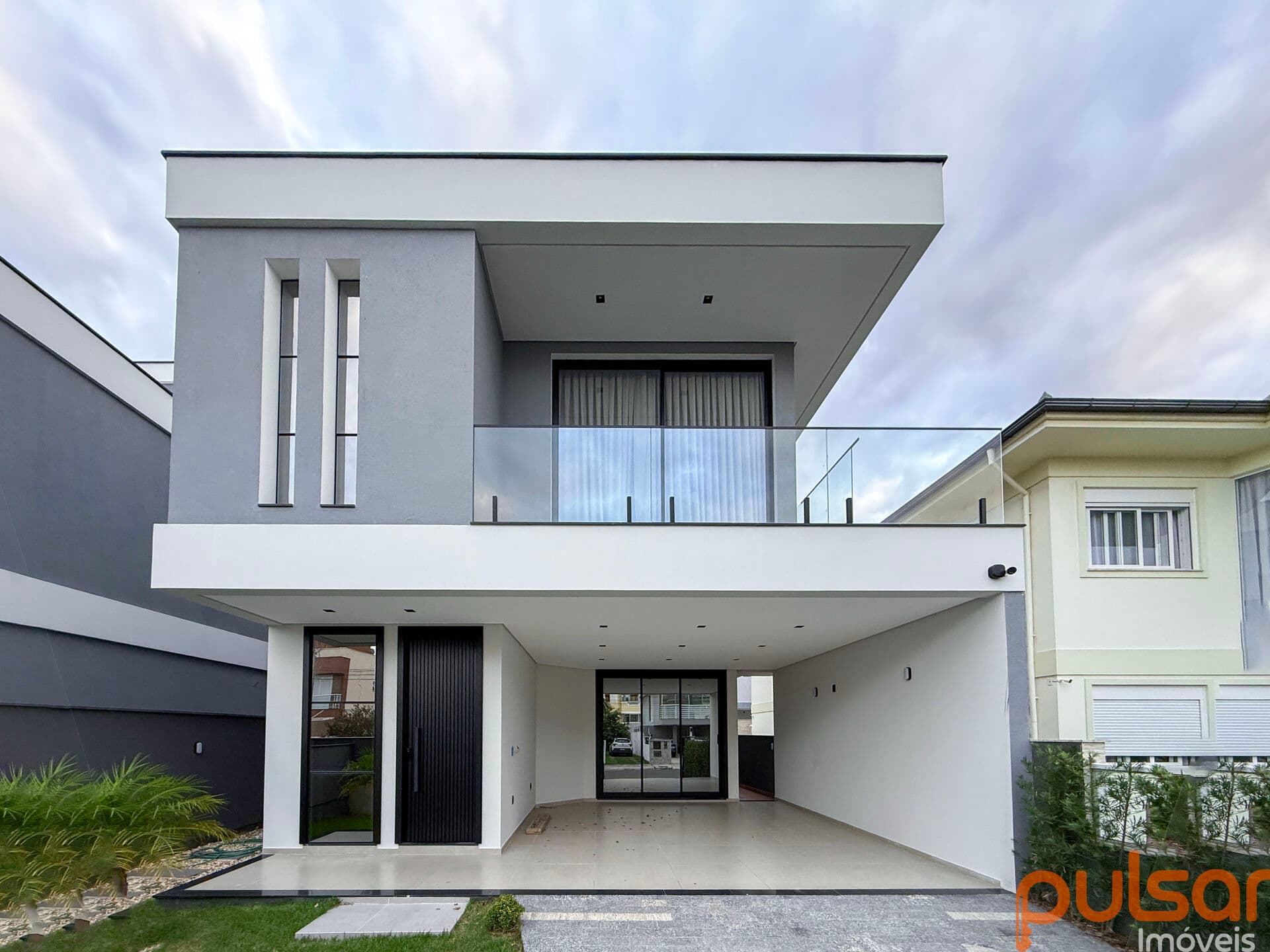 Casa nova com 3 suítes na região nobre dos Ingleses / Florianópolis.