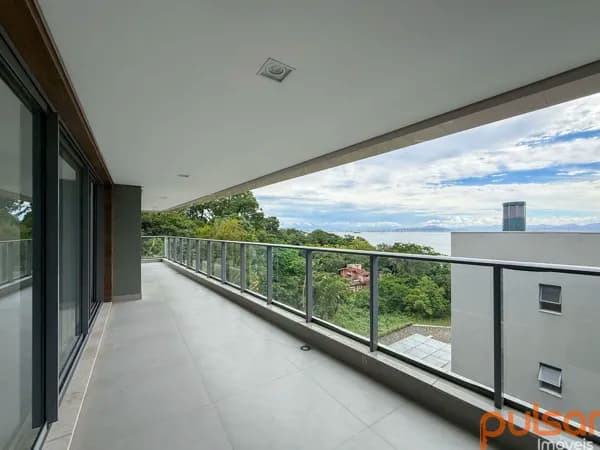 Apartamento com 3 suítes a venda no Cacupé de frente para o mar