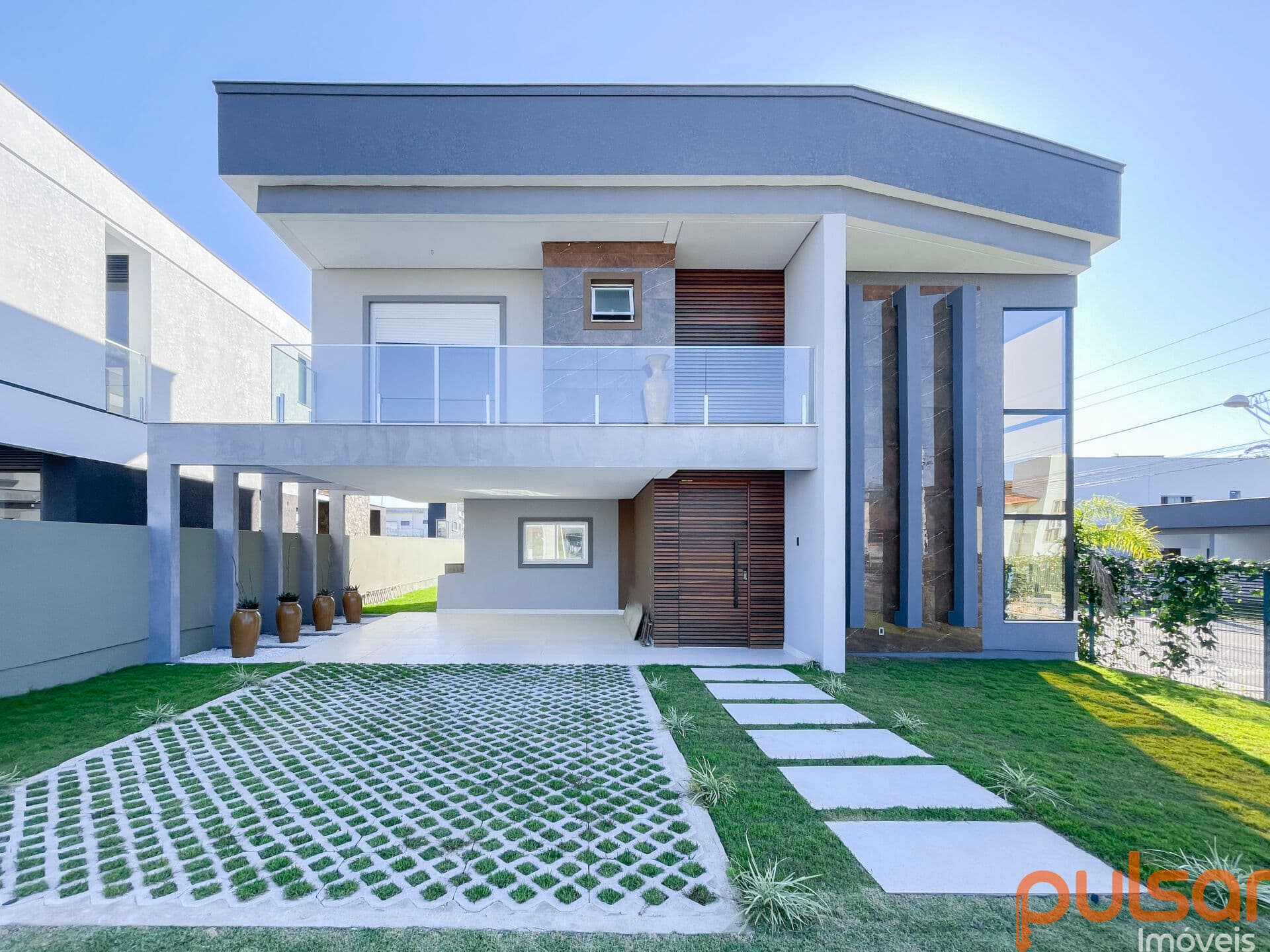 Casa à venda em condomínio fechado com 3 suítes na Praia dos Ingleses, Florianópolis/SC.