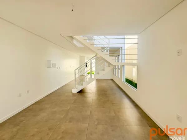 Casa Duplex com 3 dormitórios à 600 metros da Praia dos Ingleses em Florianópolis/SC.