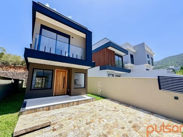 Casa Nova com 3 suítes a venda em Florianópolis/SC.