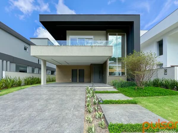 Casa à venda em condomínio fechado com 4 quartos sendo 4 suítes em Ingleses, Florianópolis/SC.