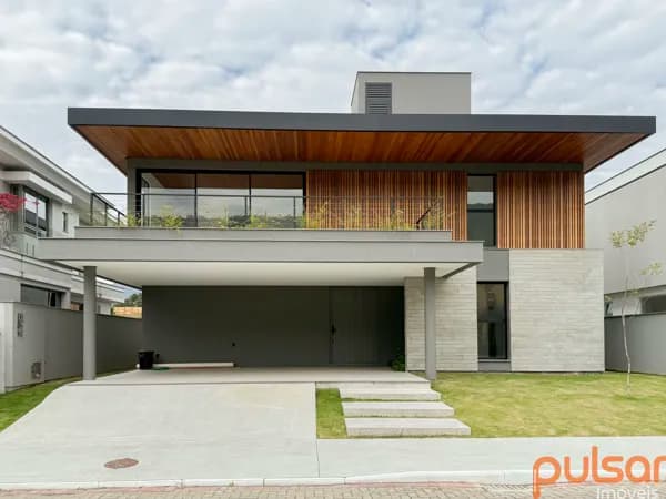 Casa com 4 suítes em Condomínio