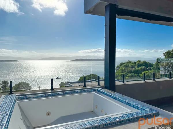 Casa em condomínio fechado de frente para o mar no Sambaqui - Florianópolis.