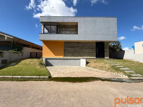Casa em condomínio fechado a venda nos Ingleses.