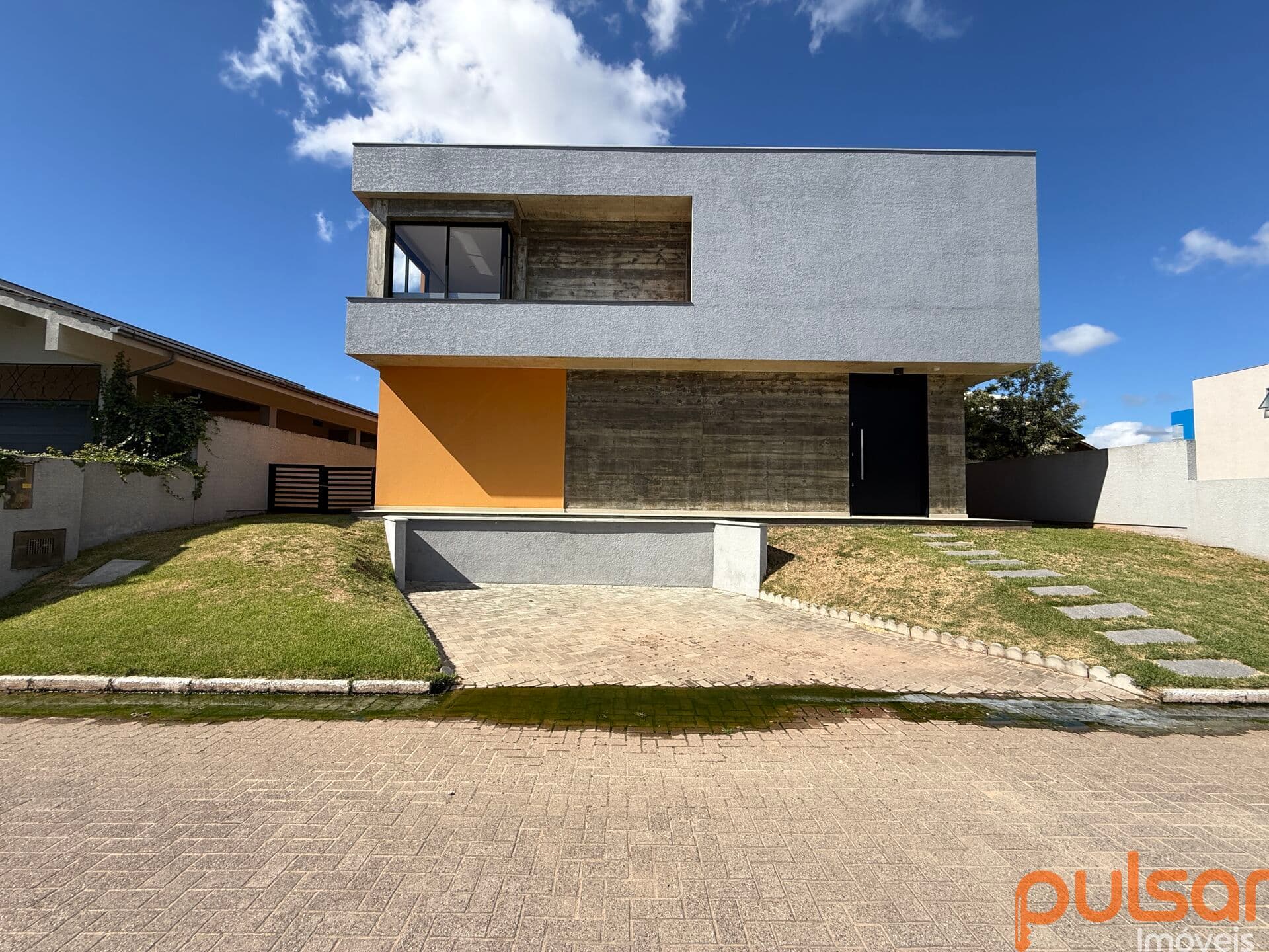 Casa em condomínio fechado a venda nos Ingleses.