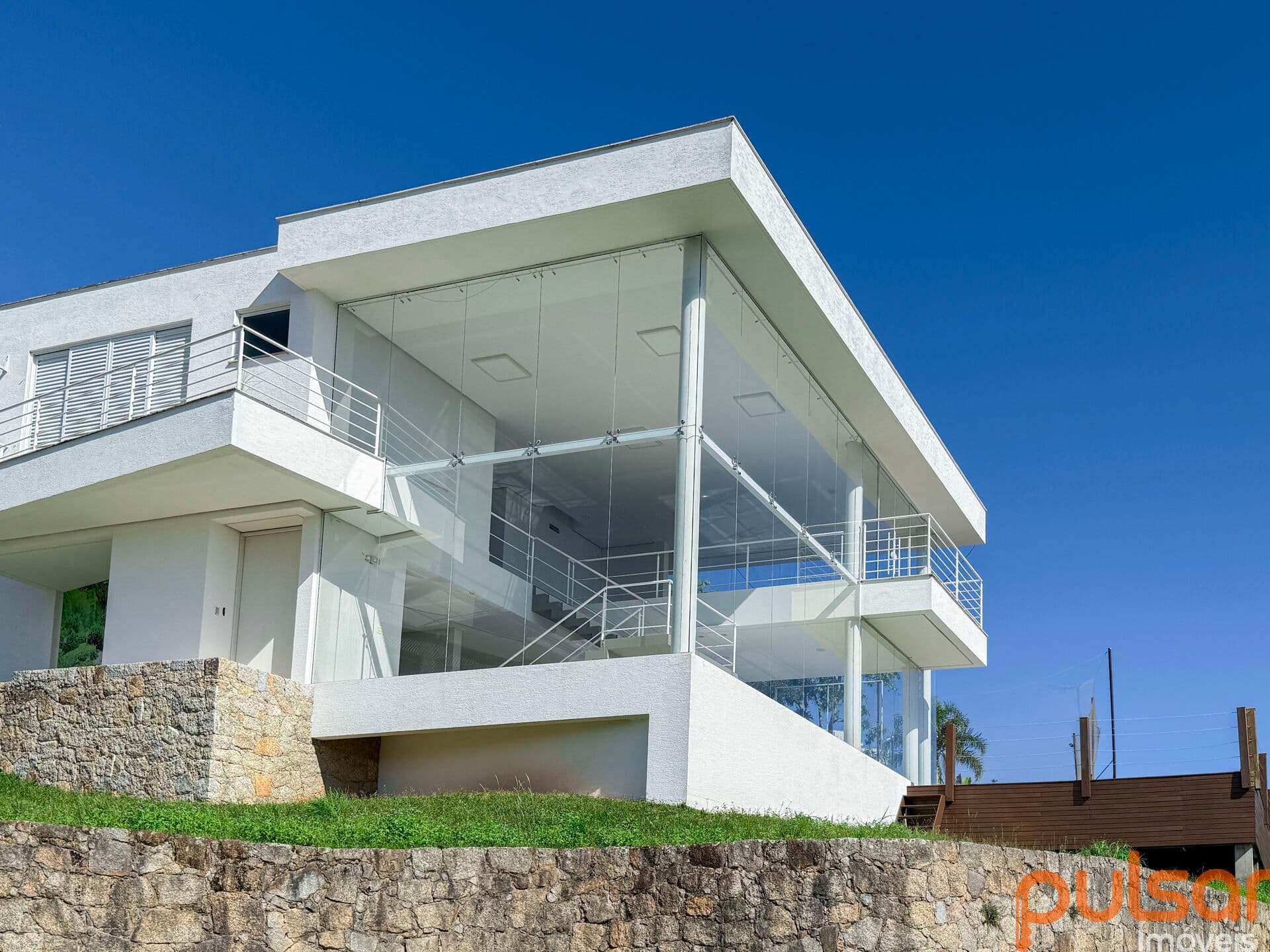 Casa em Condomínio Fechado com Vista permanente para o Mar em Cacupé.
