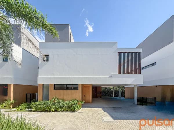 Casa em Condomínio Fechado a venda no Cacupé