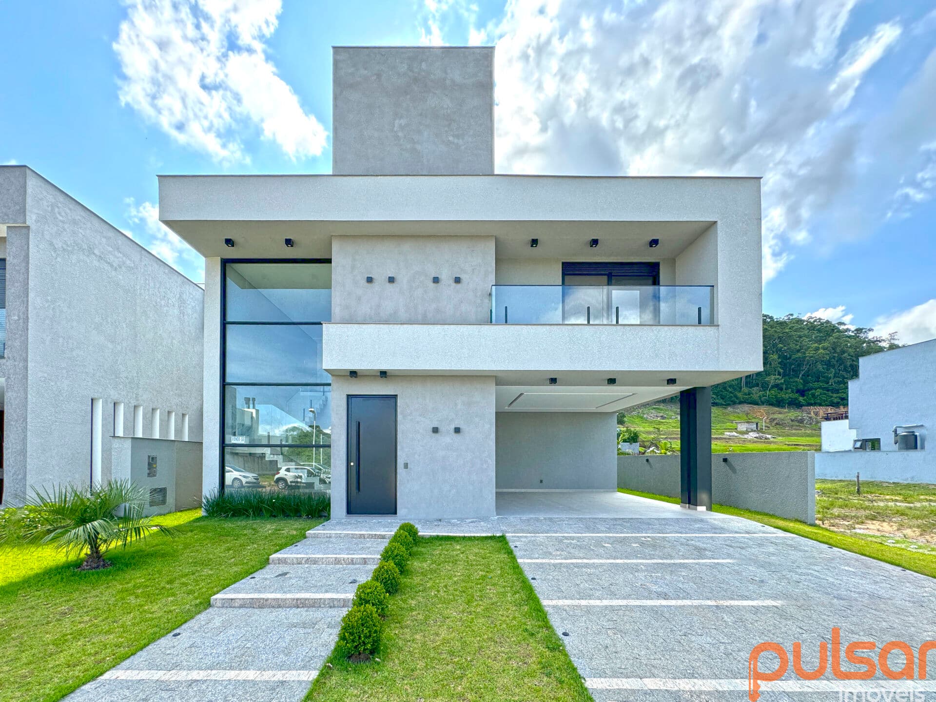 Casa a venda em Condomínio fechado com 5 quartos sendo 4 suítes em Ingleses, Florianópolis/SC.
