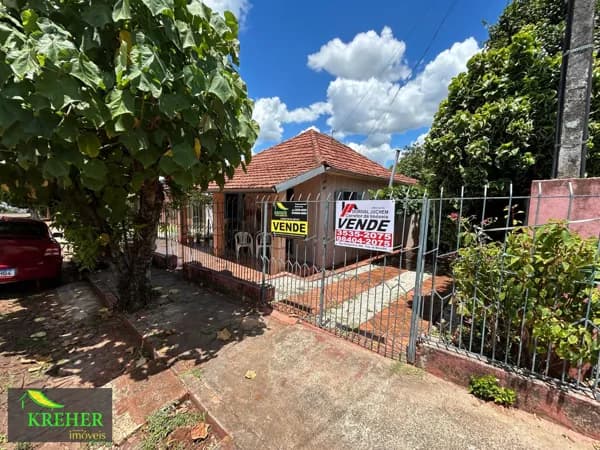 Lote com duas casa de madeira