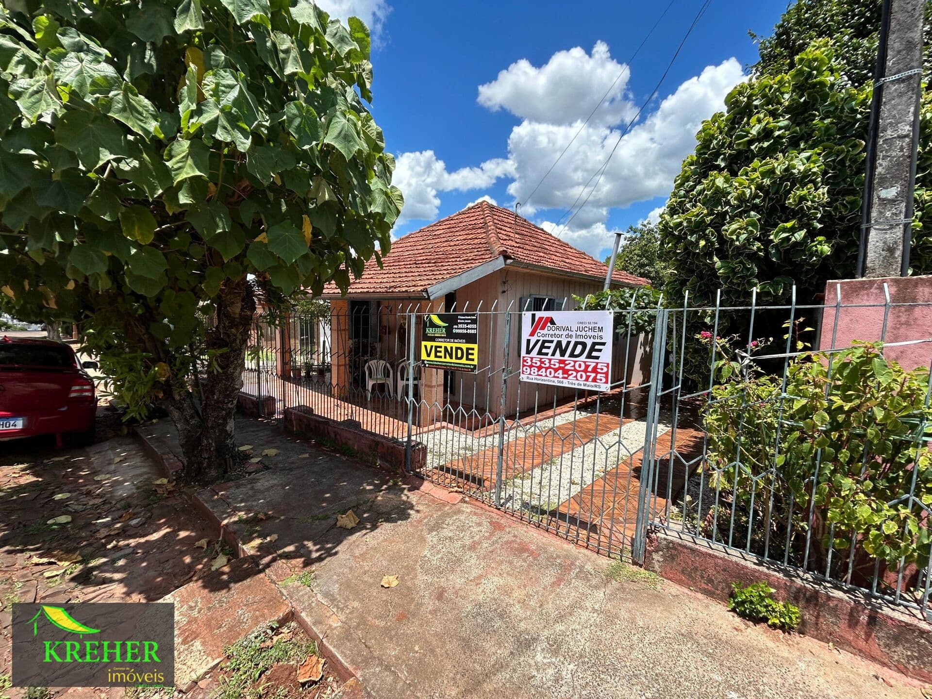 Lote com duas casa de madeira