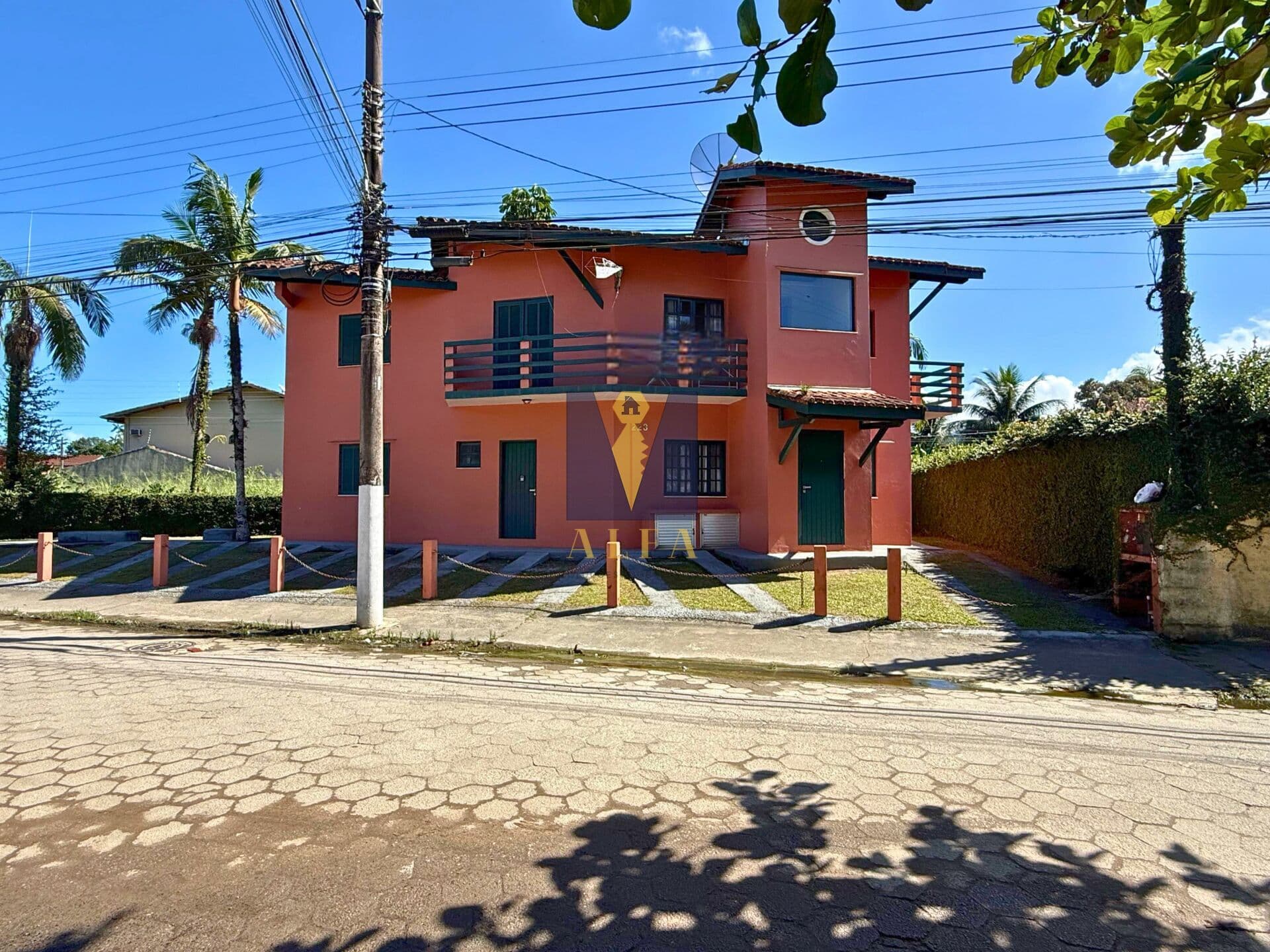 Imóvel com 4 Apartamentos + 1 Kitnet a 500 metros Praia do Lázaro.