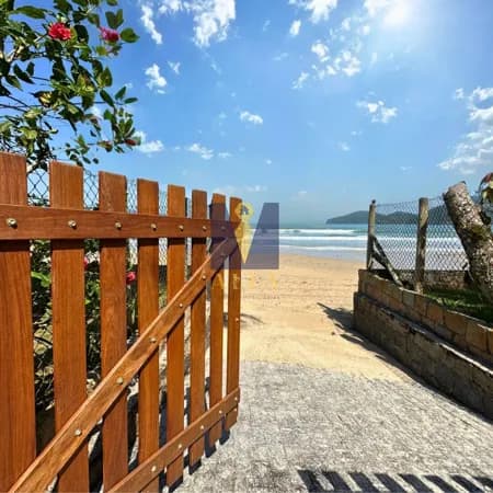 Casa Pé na Areia à Venda na Praia da Enseada – Ubatuba/SP