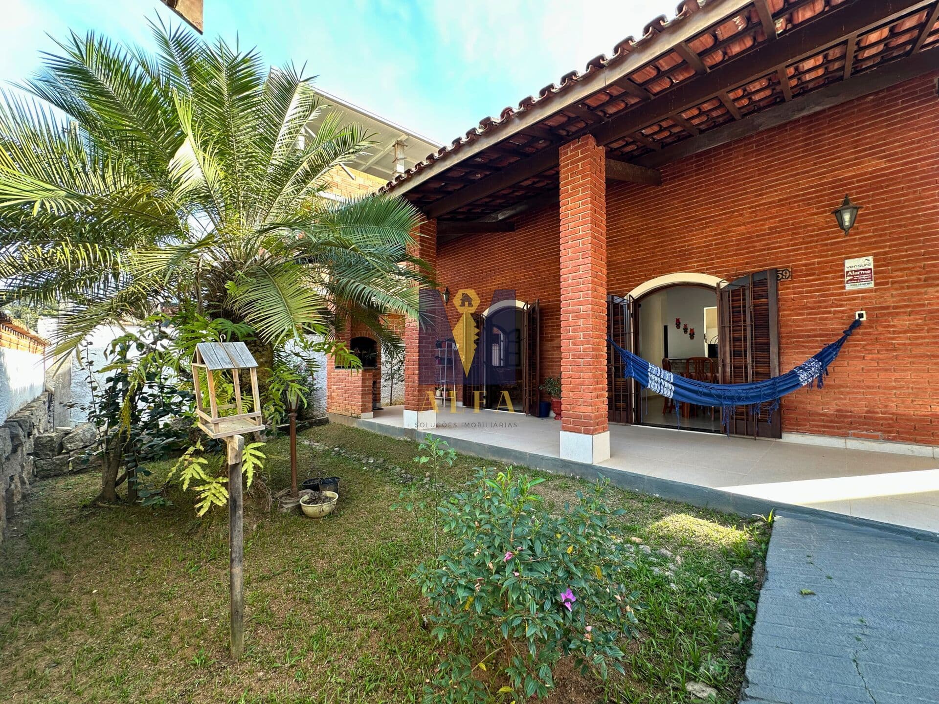 Casa com 3 Dormitórios (2 Suítes), Área Gourmet e Quintal – Perequê-Mirim – 322m² de Terreno