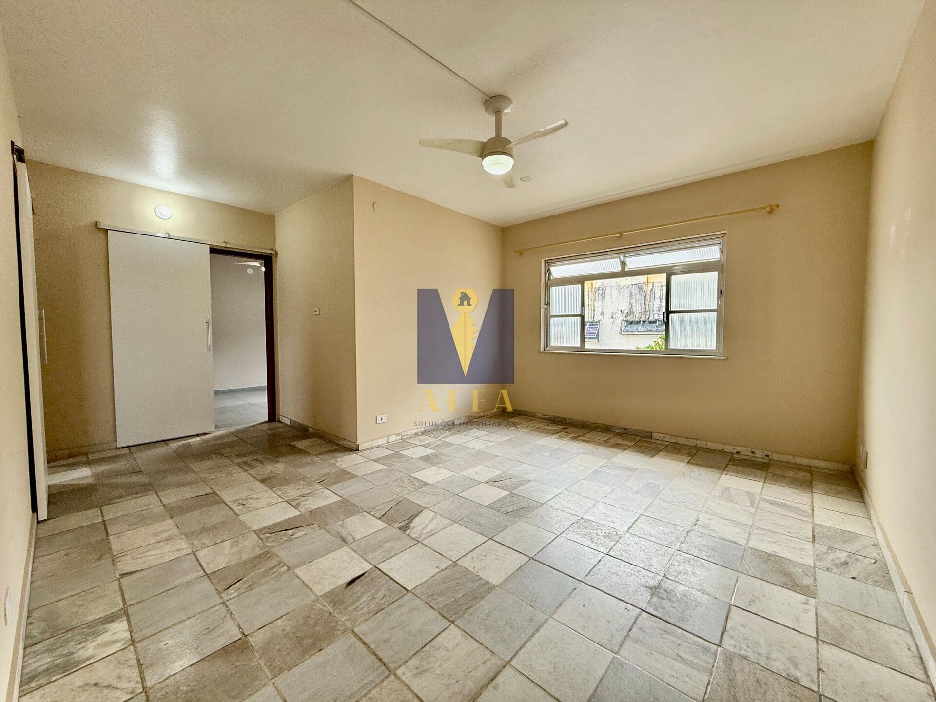 Apartamento à venda na Rua Maria Alves, Centro de Ubatuba/SP.