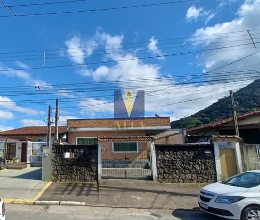 Casa à venda no centro de Ubatuba/SP.