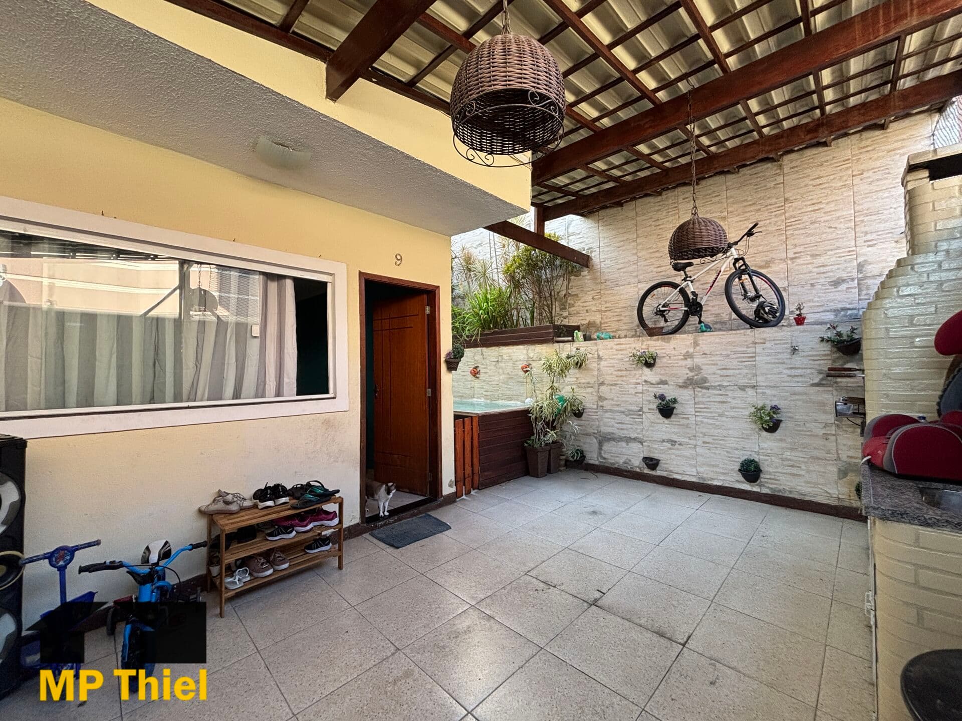 Casa com Piscina e Área Gourmet em Pequeno Condomínio