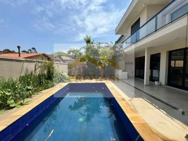 Casa em Condomínio à Venda com 4 Suítes e 5 Banheiros - 380 m2
