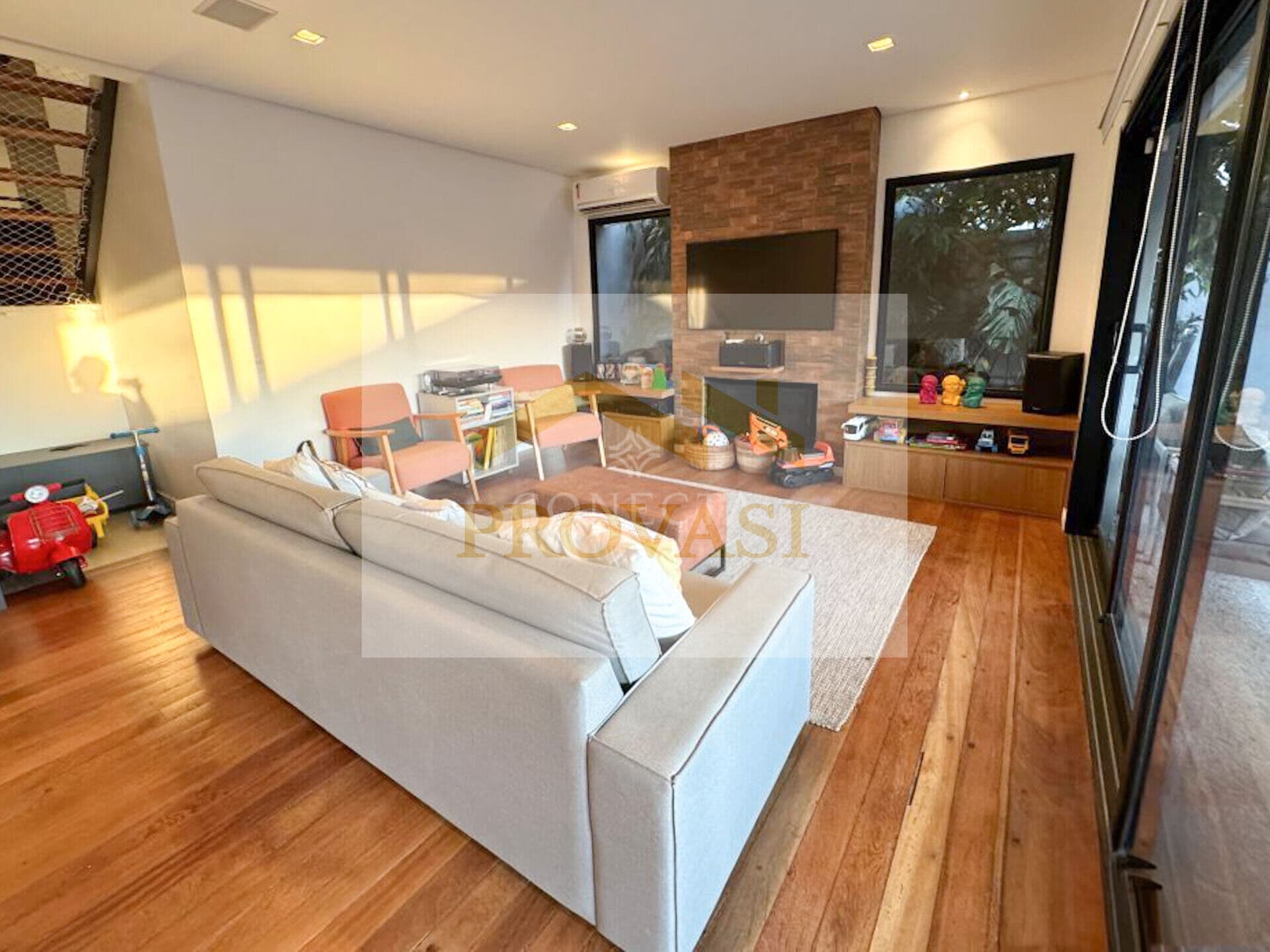 Casa com 4 Dormitórios e 3 Suítes em Alphaville Residencial 11