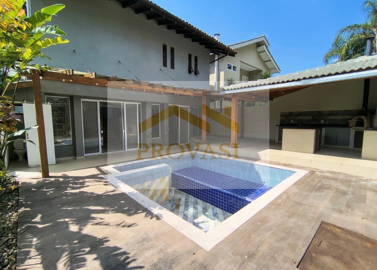 Casa à venda no Residencial 6 Alphaville,500m², 3 suítes, área gourmet, piscina e vista permanente para a mata