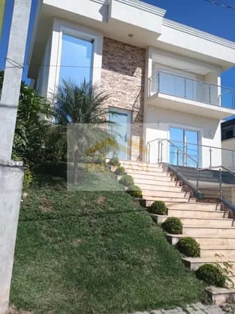 Casa no condomínio Santa Ana com 3 Suítes e 360 metros