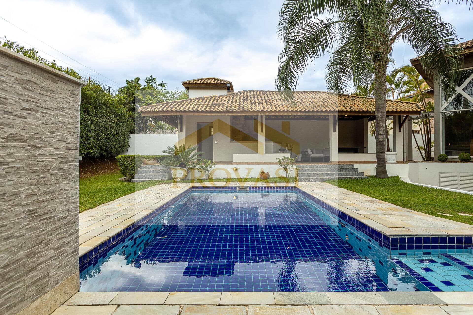 Venda - Casa com 750 metros e 4 Suítes em Alphaville - Tamboré 3 - Santana de Parnaíba
