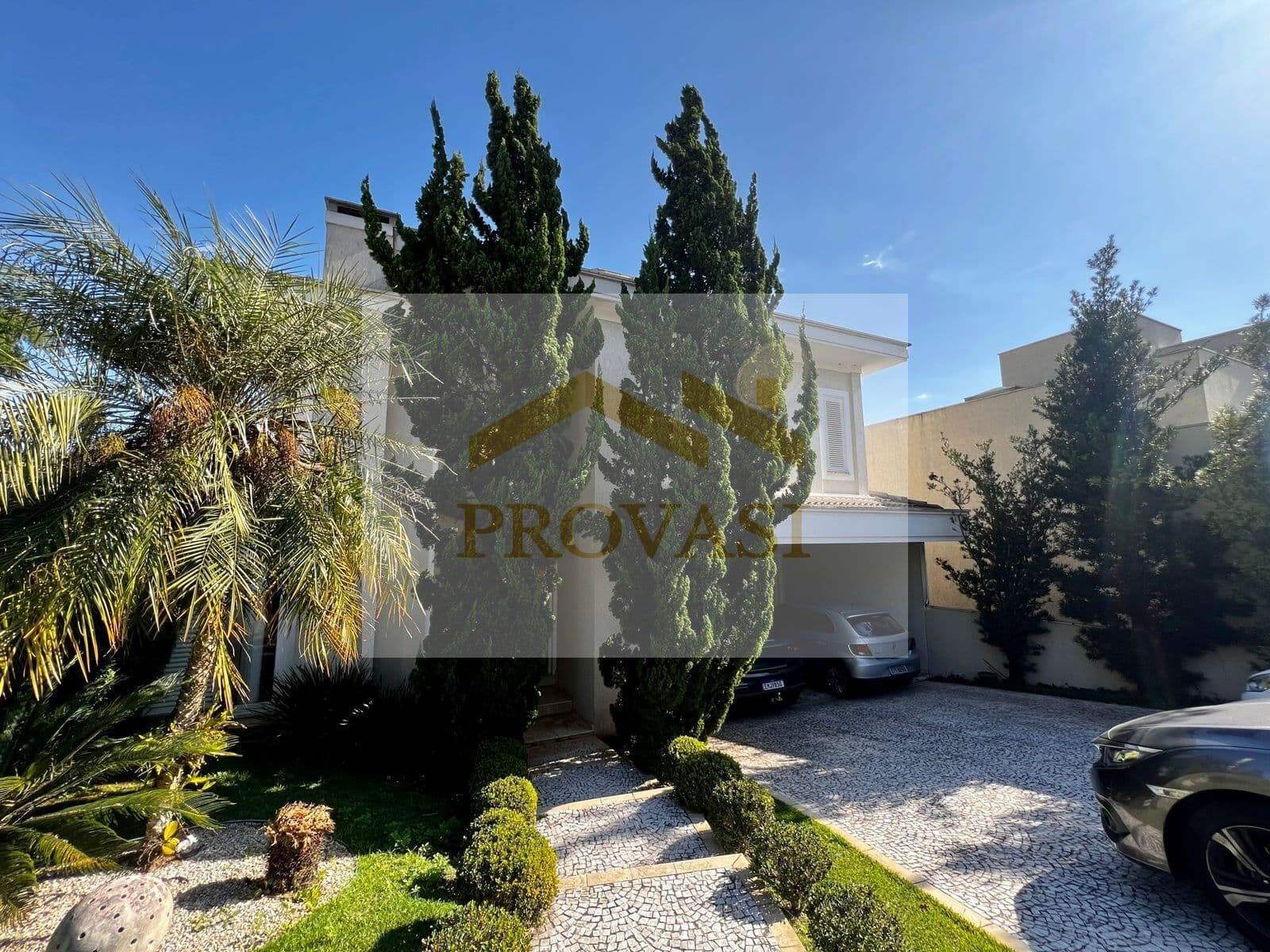 Linda casa condomínio Valville 1 - Área total do terreno: 452,05 - R$ 3.300.000,00 (porteira fechada) - suíte máster com closet amplo e banheiro com hidro massagem.