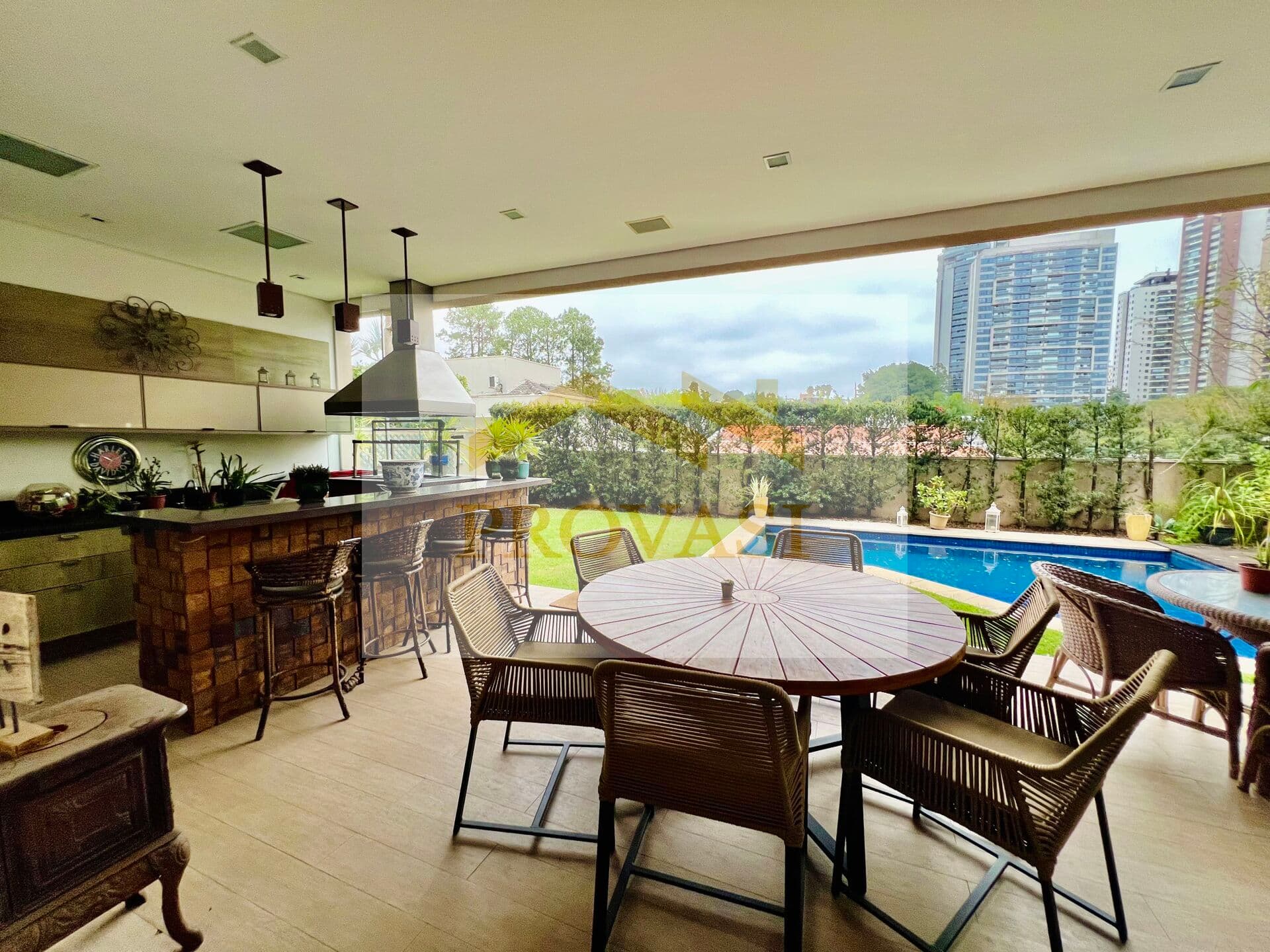Venda ou Locação – Casa com 4 Suítes e 560 metros em Alphaville Residencial 01 | Semi Mobiliada