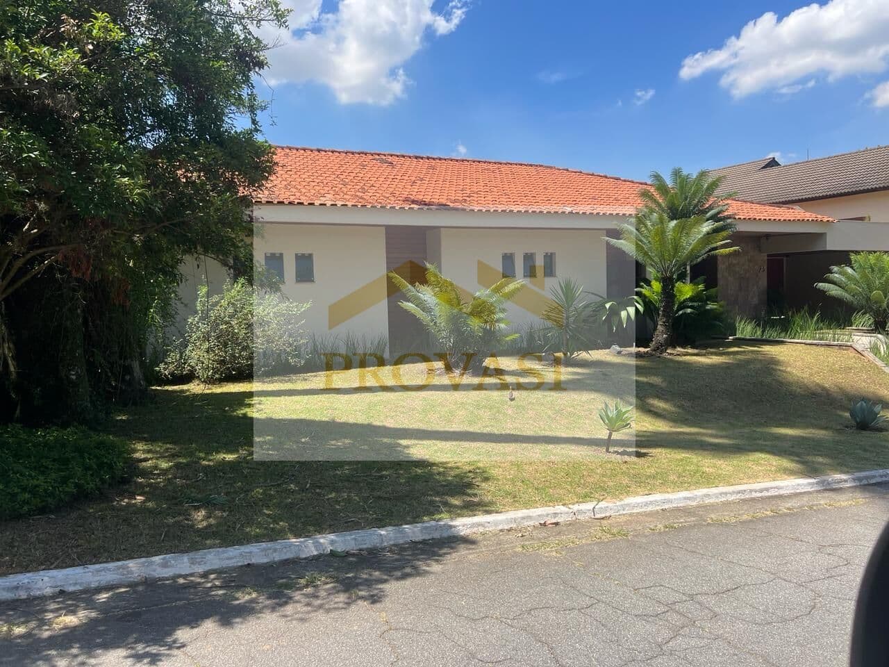 Casa Térrea com 4 suites - Venda e Locação no Residencial Alphaville 5 – 900 m² de Terreno
